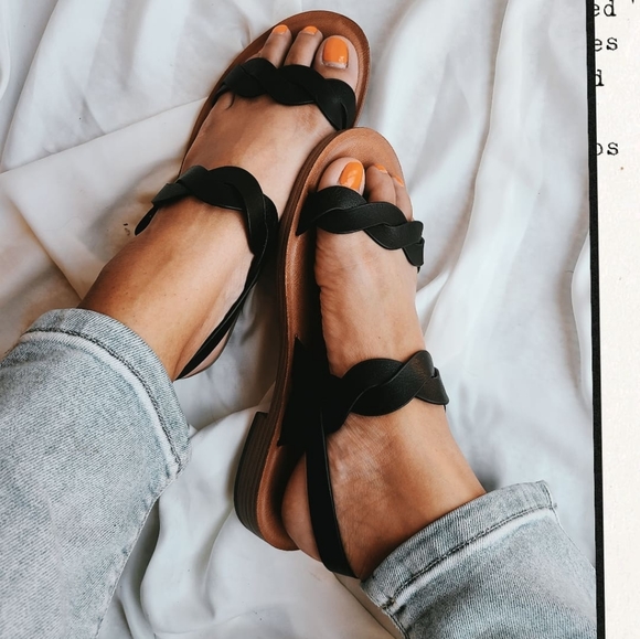 🚨FEW PAIRS LEFT// Black Sandal - Picture 3 of 5
